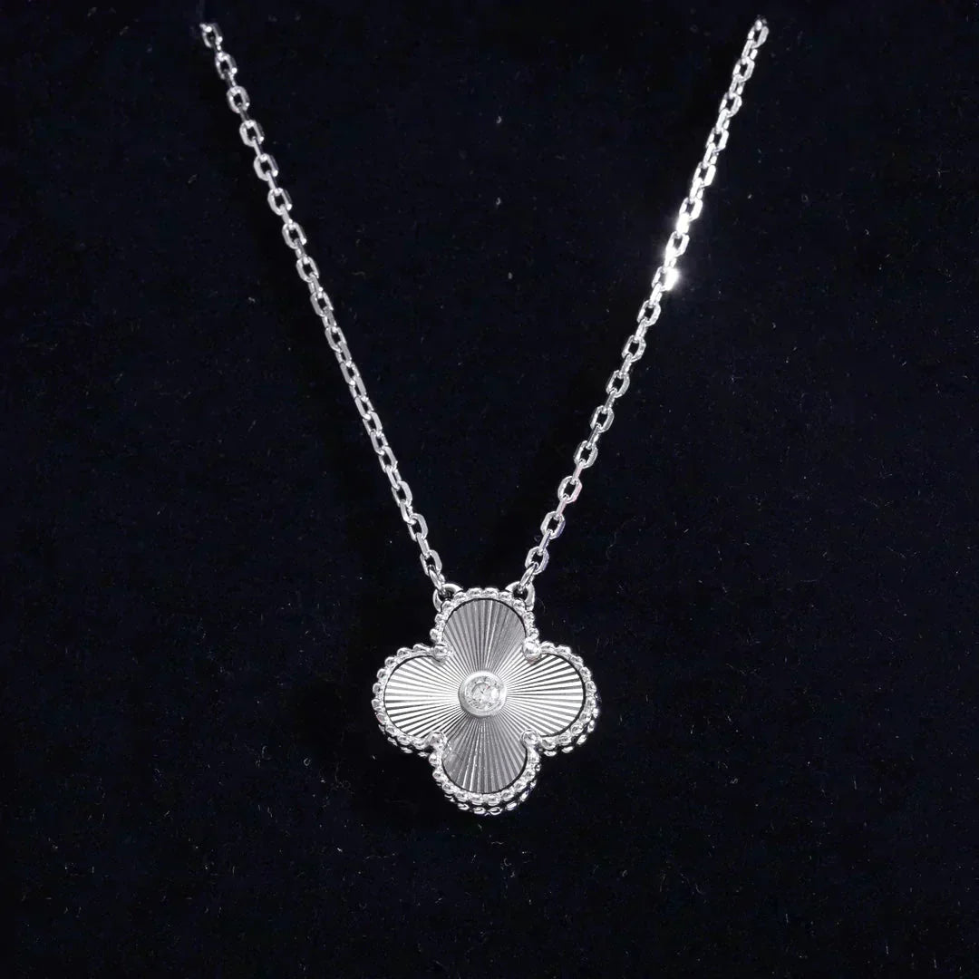[Crown & Jewelry]CLOVER  15MM DIAMOND LASER NECKLACE SILVER
