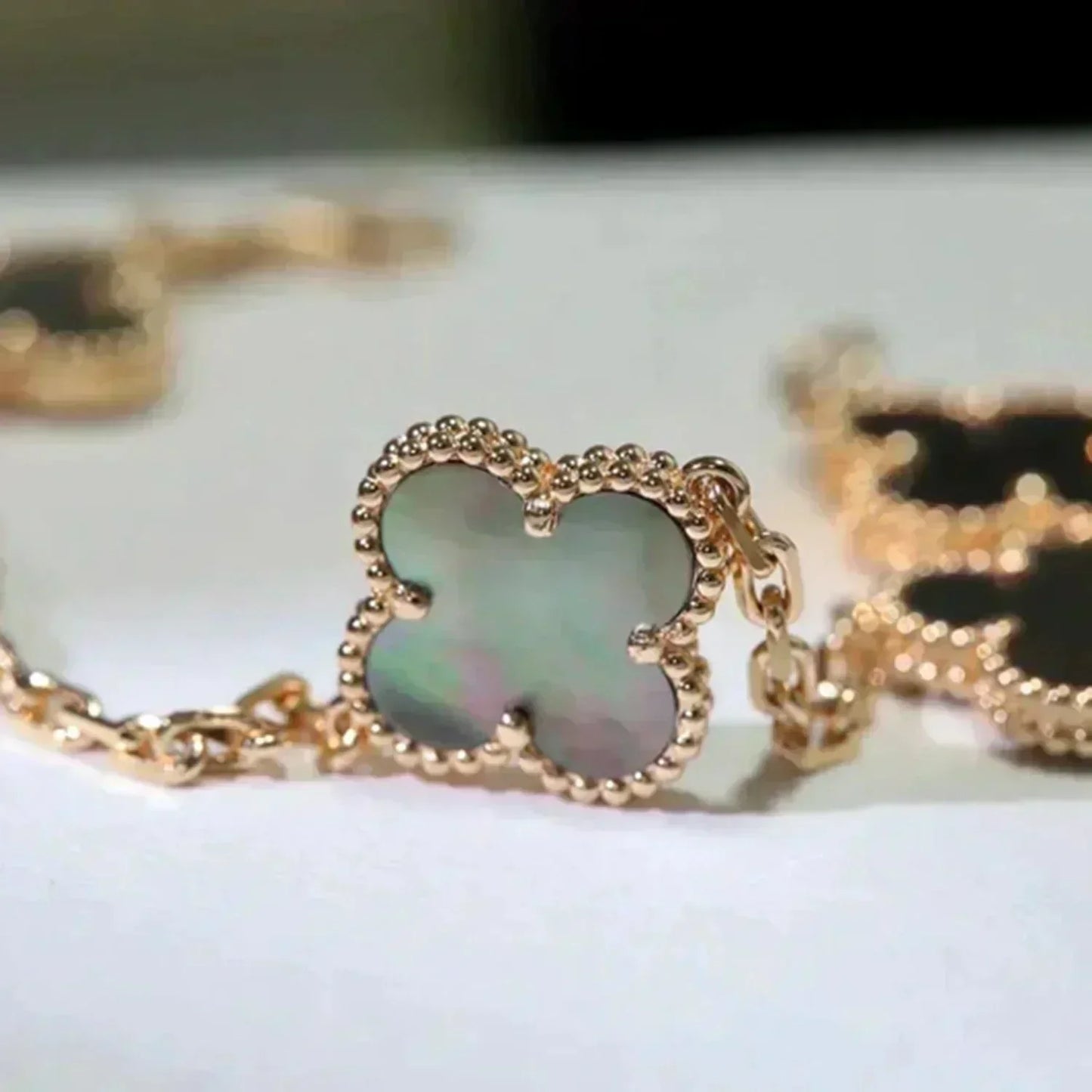 [Crown & Jewelry]CLOVER 5 MOTIF GRAY MOP  BRACELET