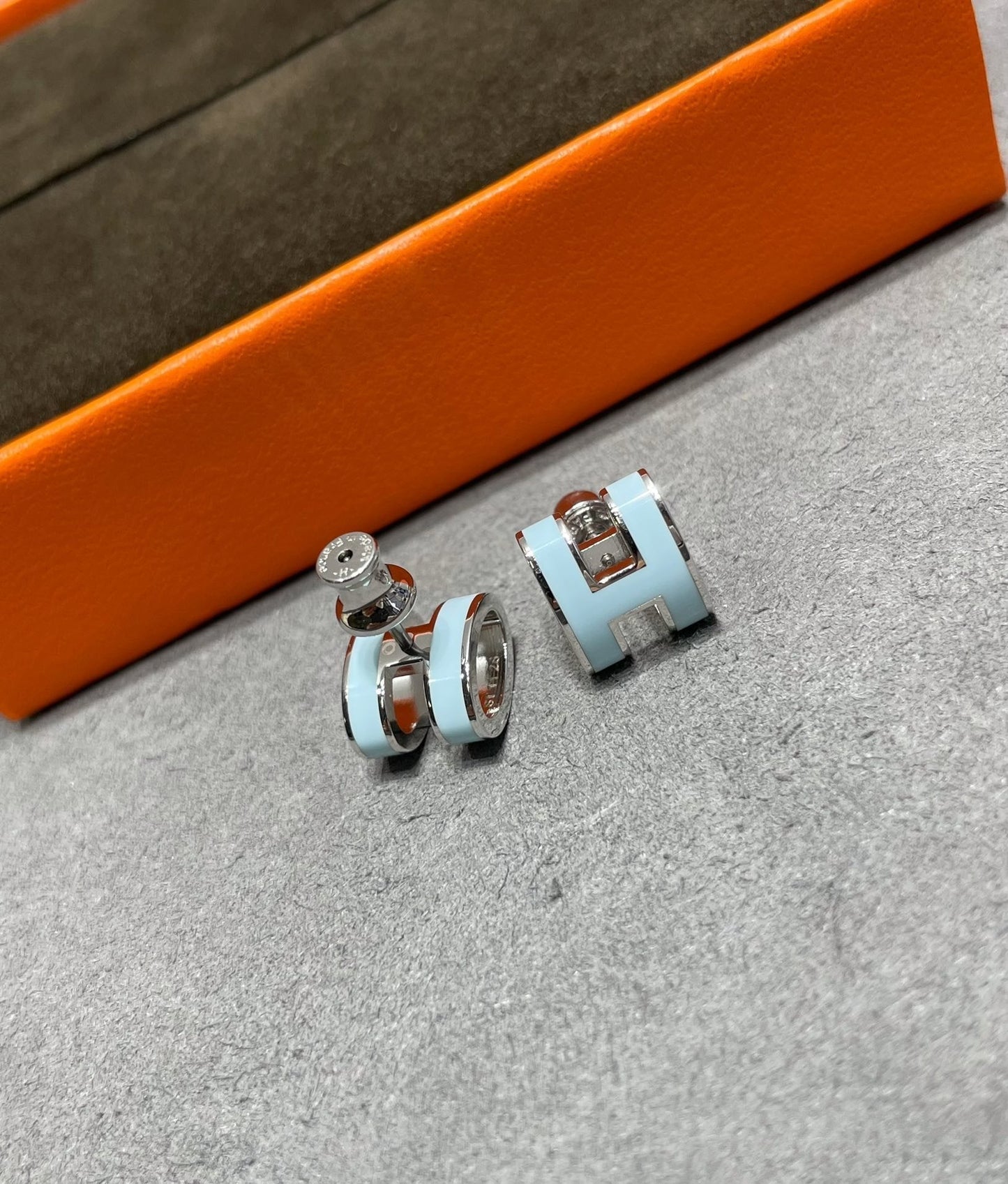 [Crown & Jewelry]POP H SKY BLUE STUD EARRINGS