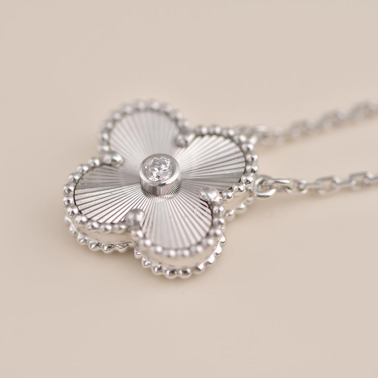 [Crown & Jewelry]CLOVER  15MM DIAMOND LASER NECKLACE SILVER